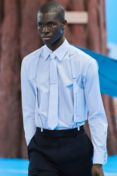 Look 16